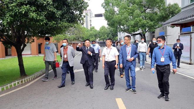 常德市人大常委会副主任邹如龙来芷兰实验学校调研