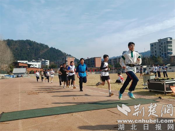 十堰市东风二中举行体育中考全真模拟实战演练