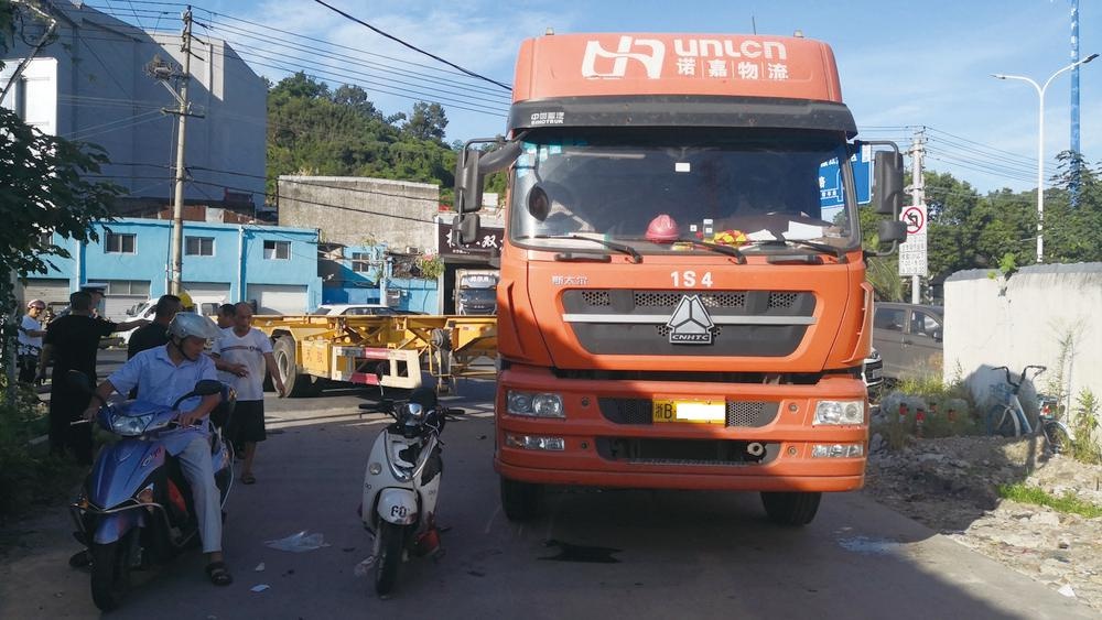 大貨車視線盲區 電動車主輪下逃生