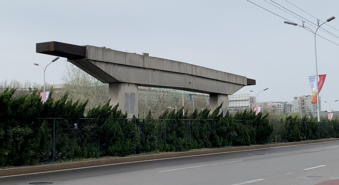 北京西四环主路边上有座烂尾桥,孤零零守候20年,桥墩开始掉渣!