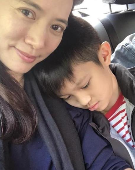 袁咏仪与儿子合照,侧脸帅气,网友:张智霖走开!