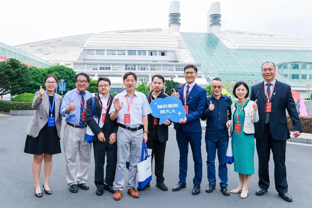 杜江峰强调,站在学校迈向世界一流大学前列的时代征程