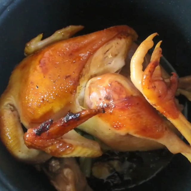 电饭煲盐焗鸡,鸡肉又香又软烂,十分美味