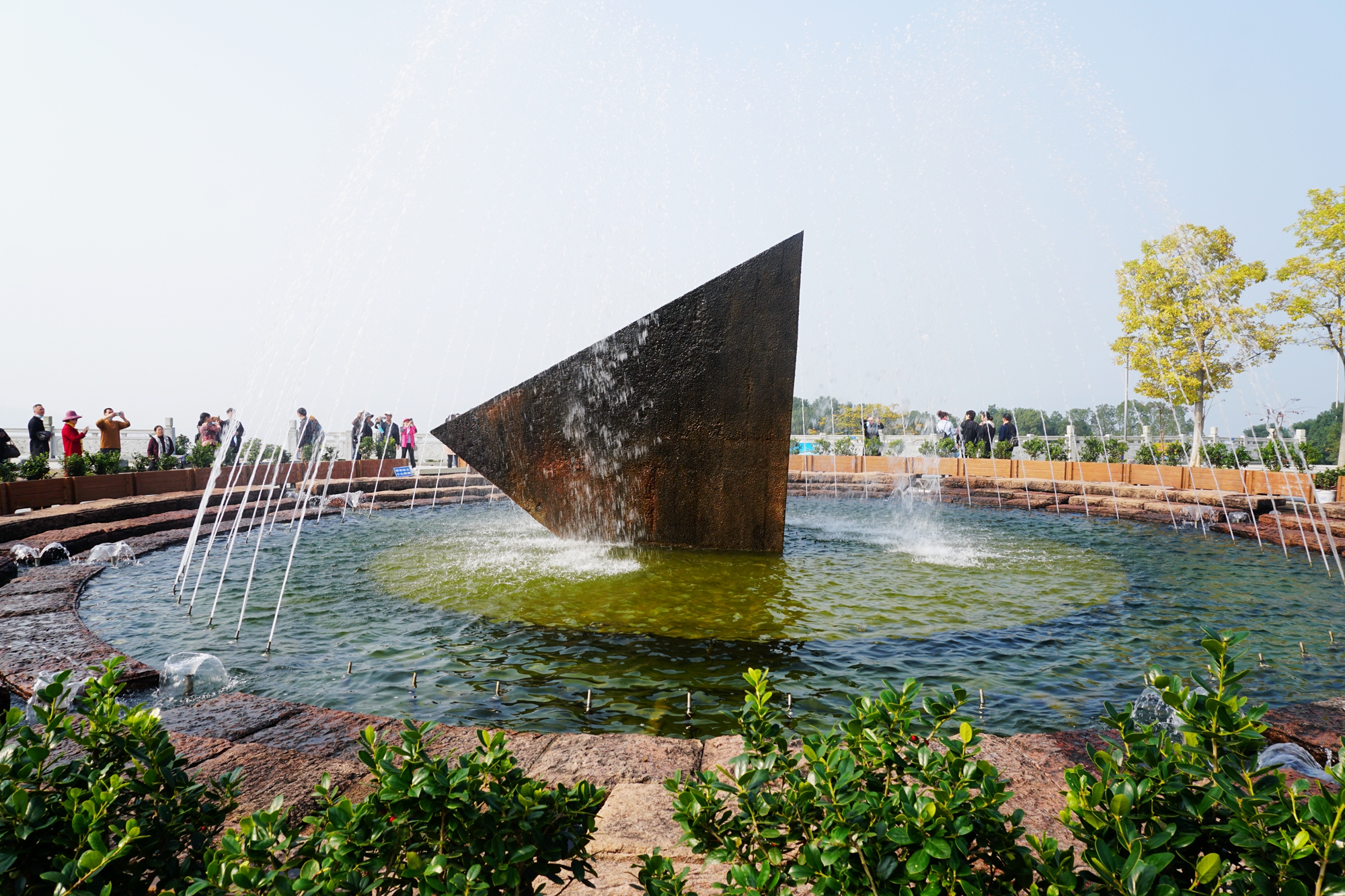 三峡大坝旅游区目前对游客开放的有三个观景点:坛子岭,185平台,截流