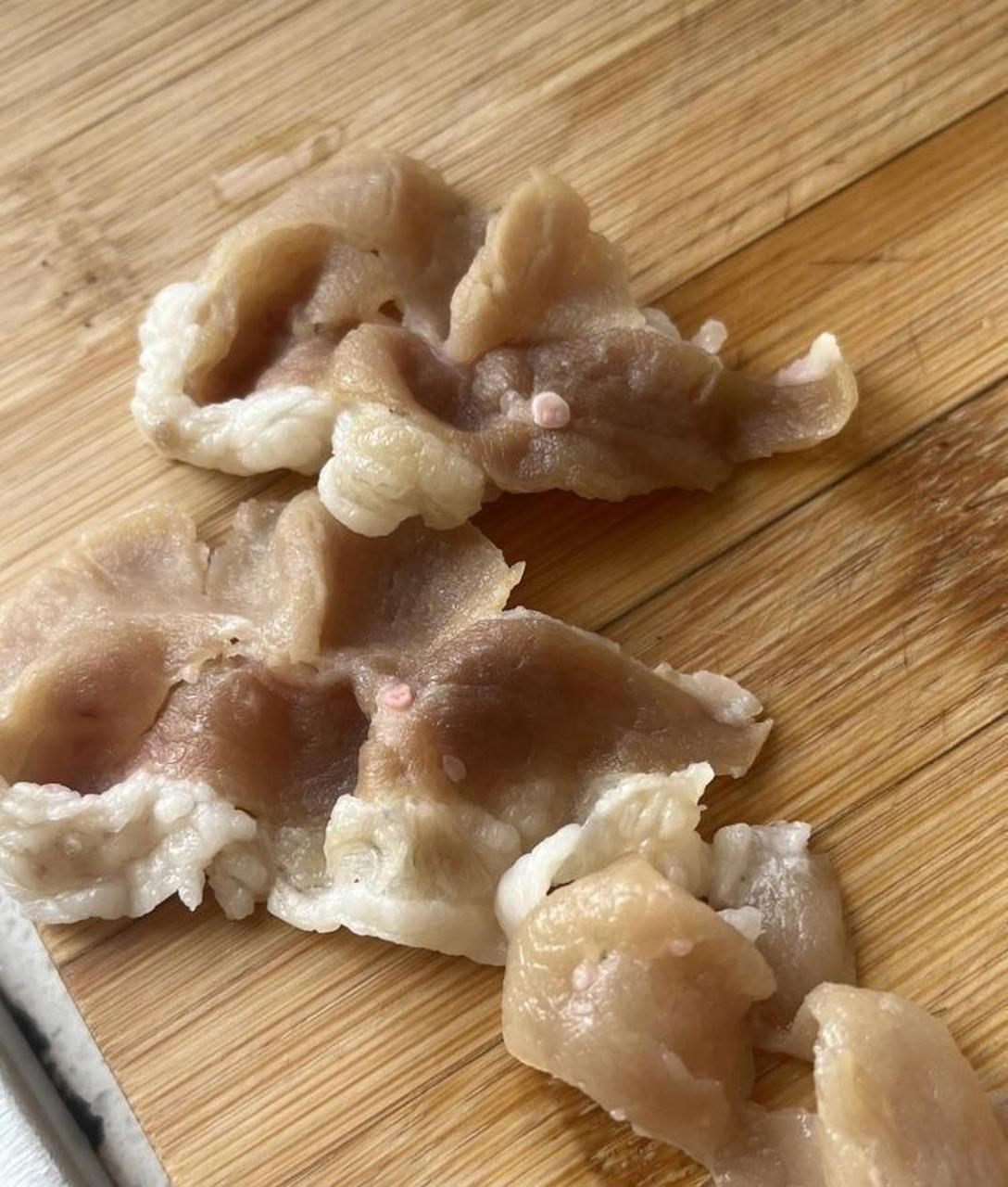 无良心的商家,煮熟了才发现全是淋巴肉,这还能吃吗,扔了又有点可惜.