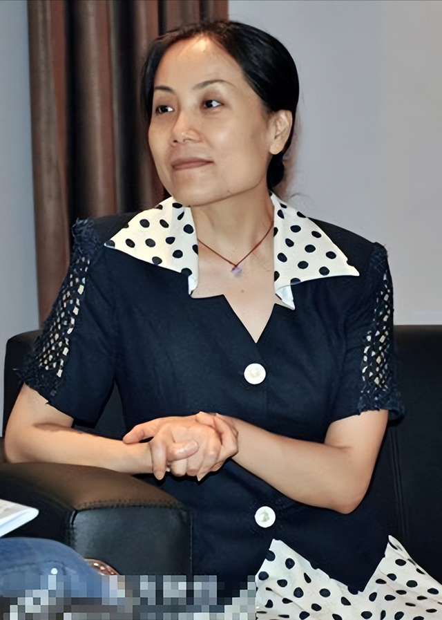 主持人王津元:嫁给大4岁富豪郭广昌,生下3个孩子,今52岁很幸福