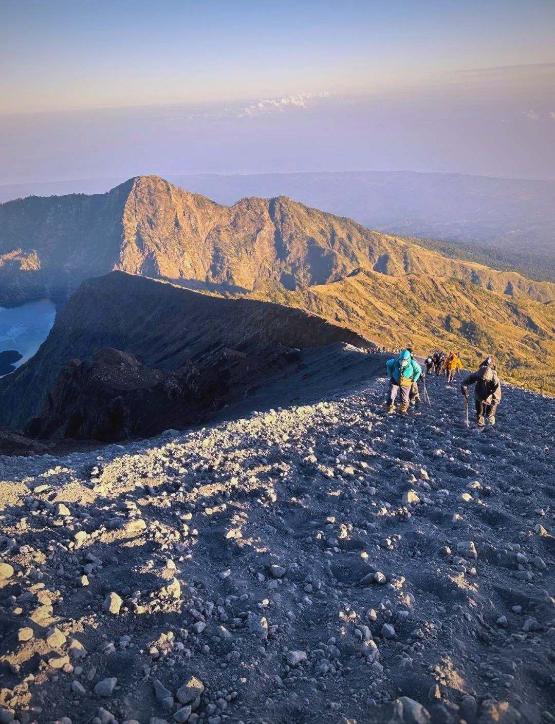 徒步全球最美火山:林贾尼火山的奇妙旅程