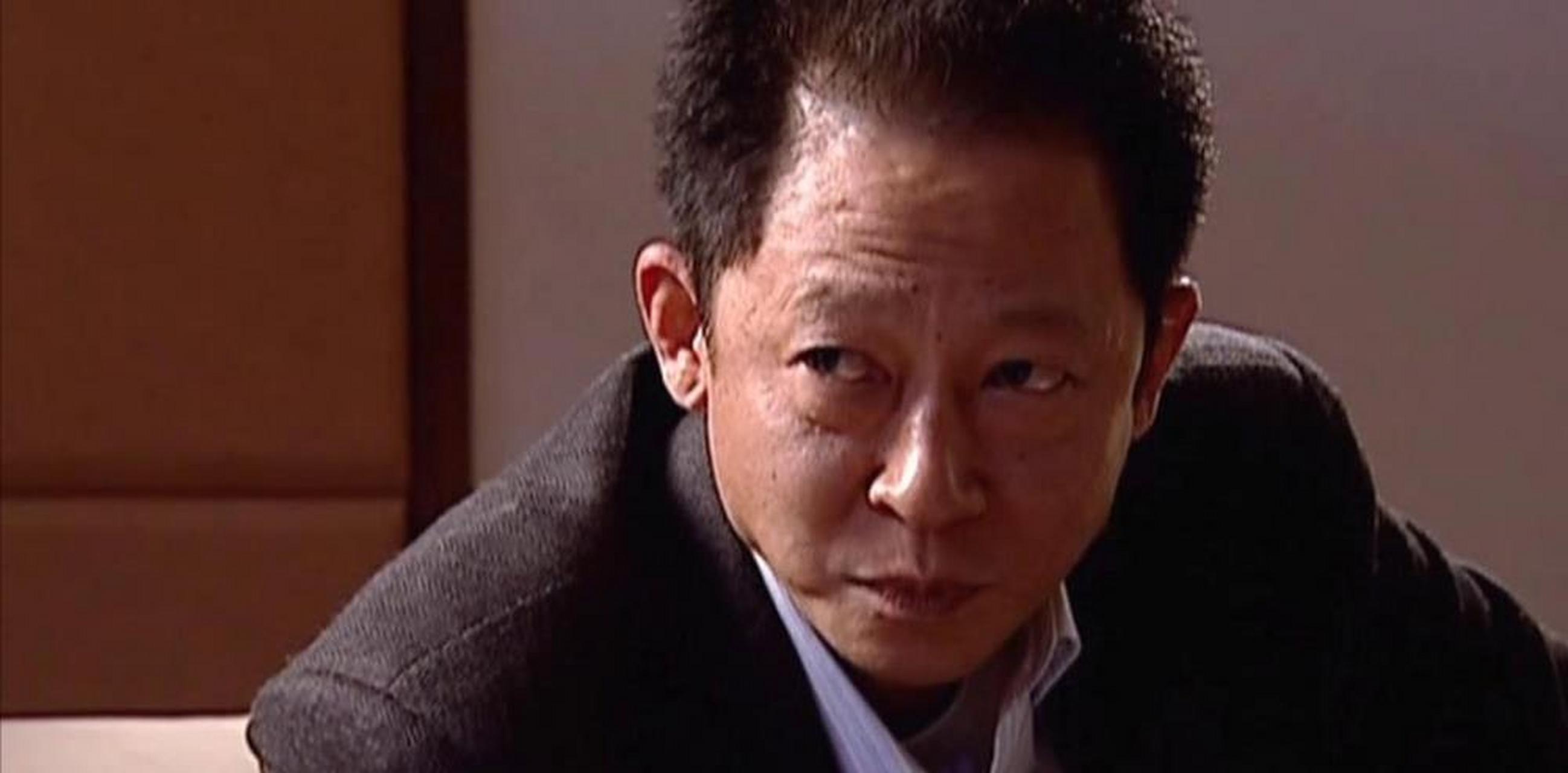 在《天道》的片场,一个记者递给王志文一张名片,他随手接过,然后吐出