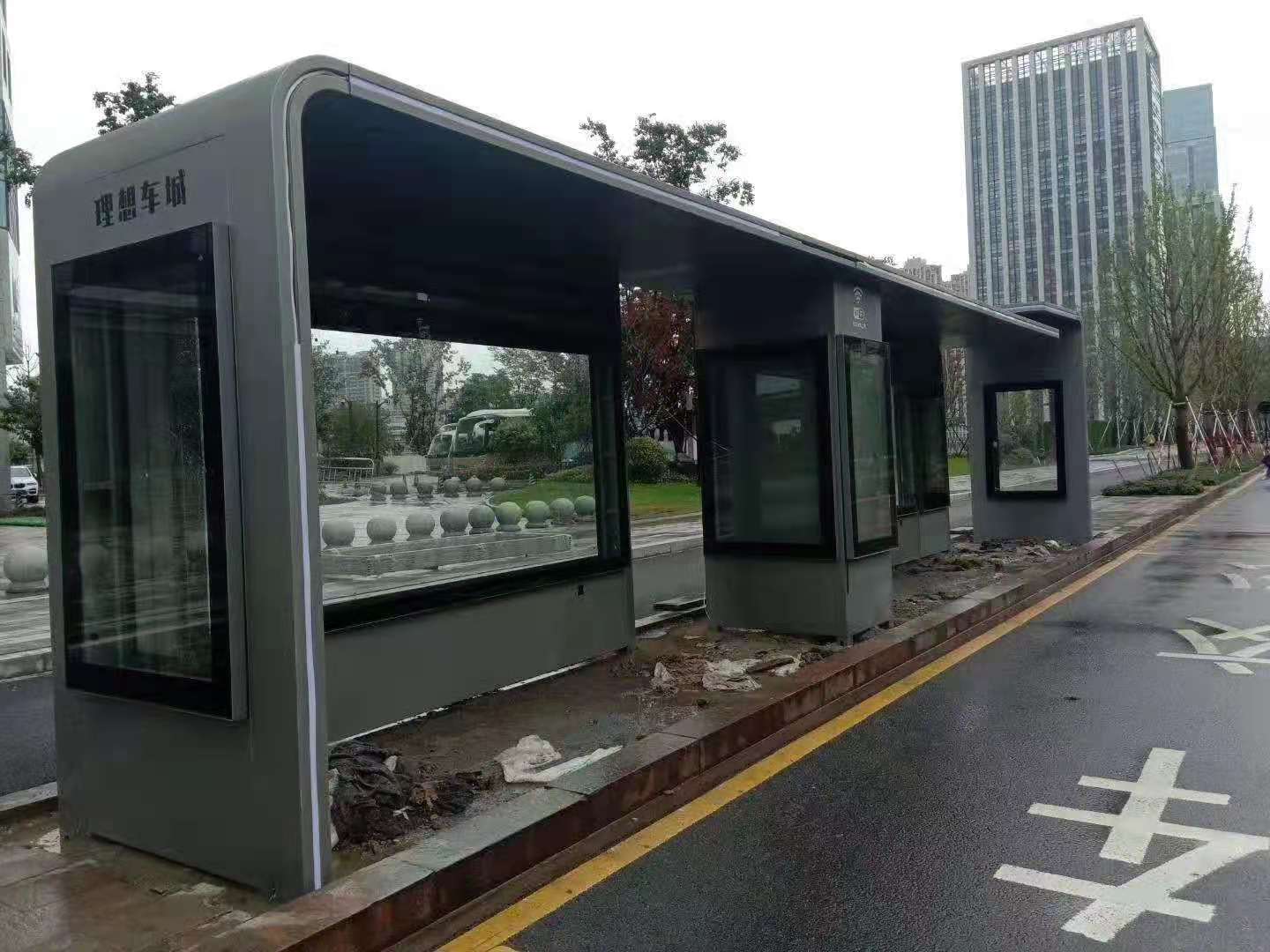 不锈钢公交站台候车亭乡镇智能公交车站建设中