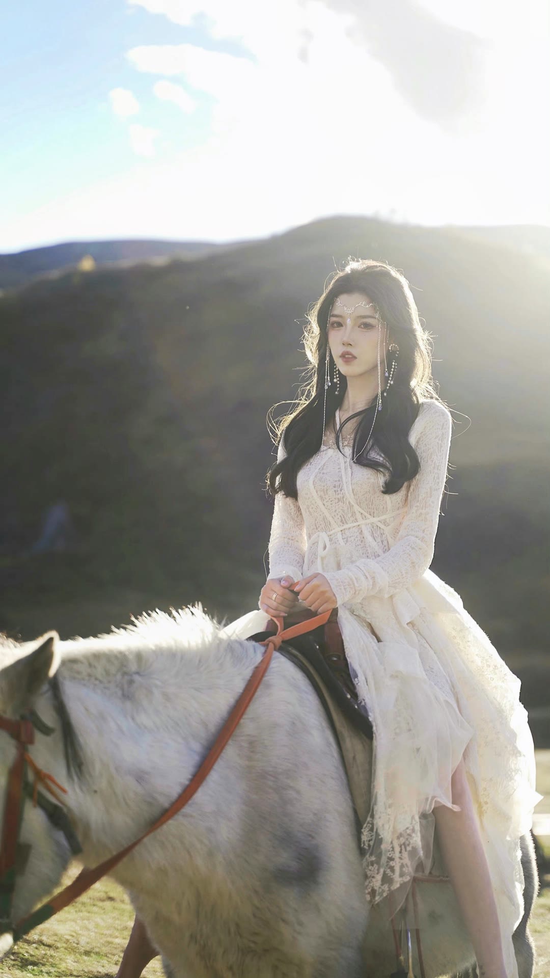 美女写真:西域美女白纱蕾丝连衣裙身材婀娜,赤足骑马英姿飒爽