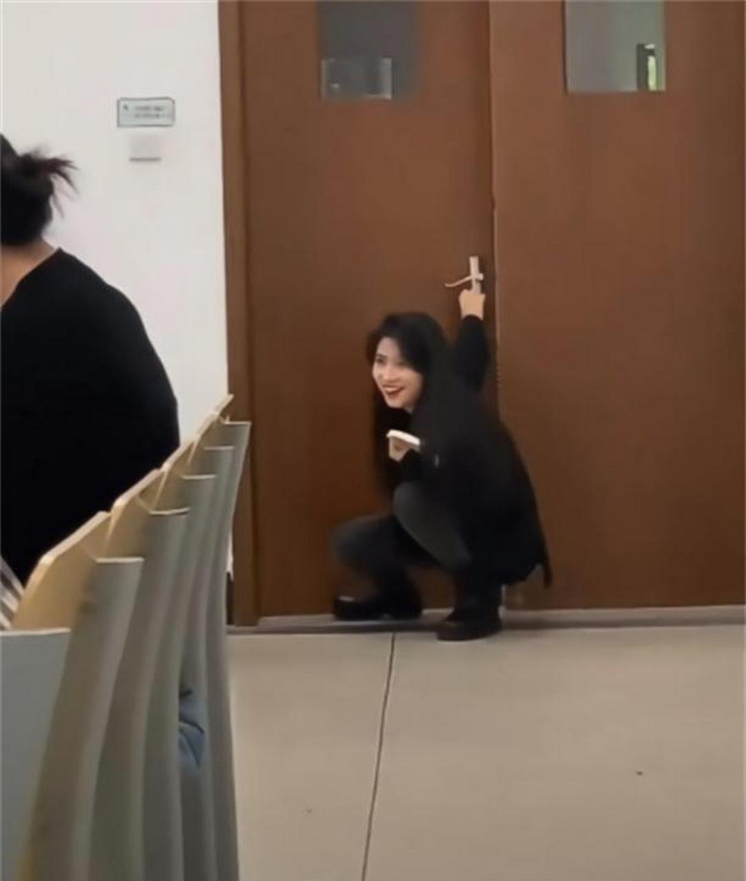 现在的大学生逃课是经常的事,坐在后排的个个都是人才.