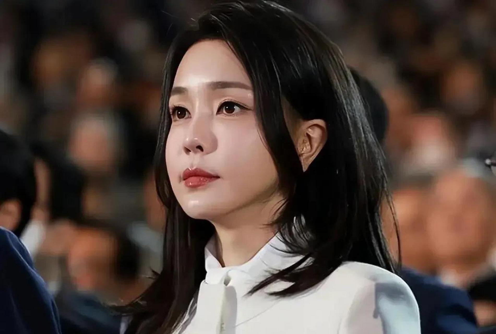 韩国第一夫人金建希,看上去美貌优雅,风姿绰约,宛如