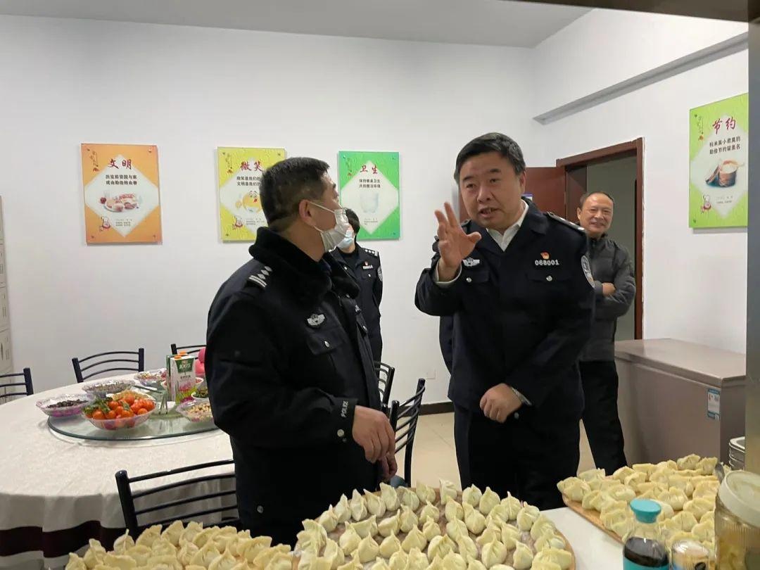 除夕夜,程蔚青同志看望慰问一线干警