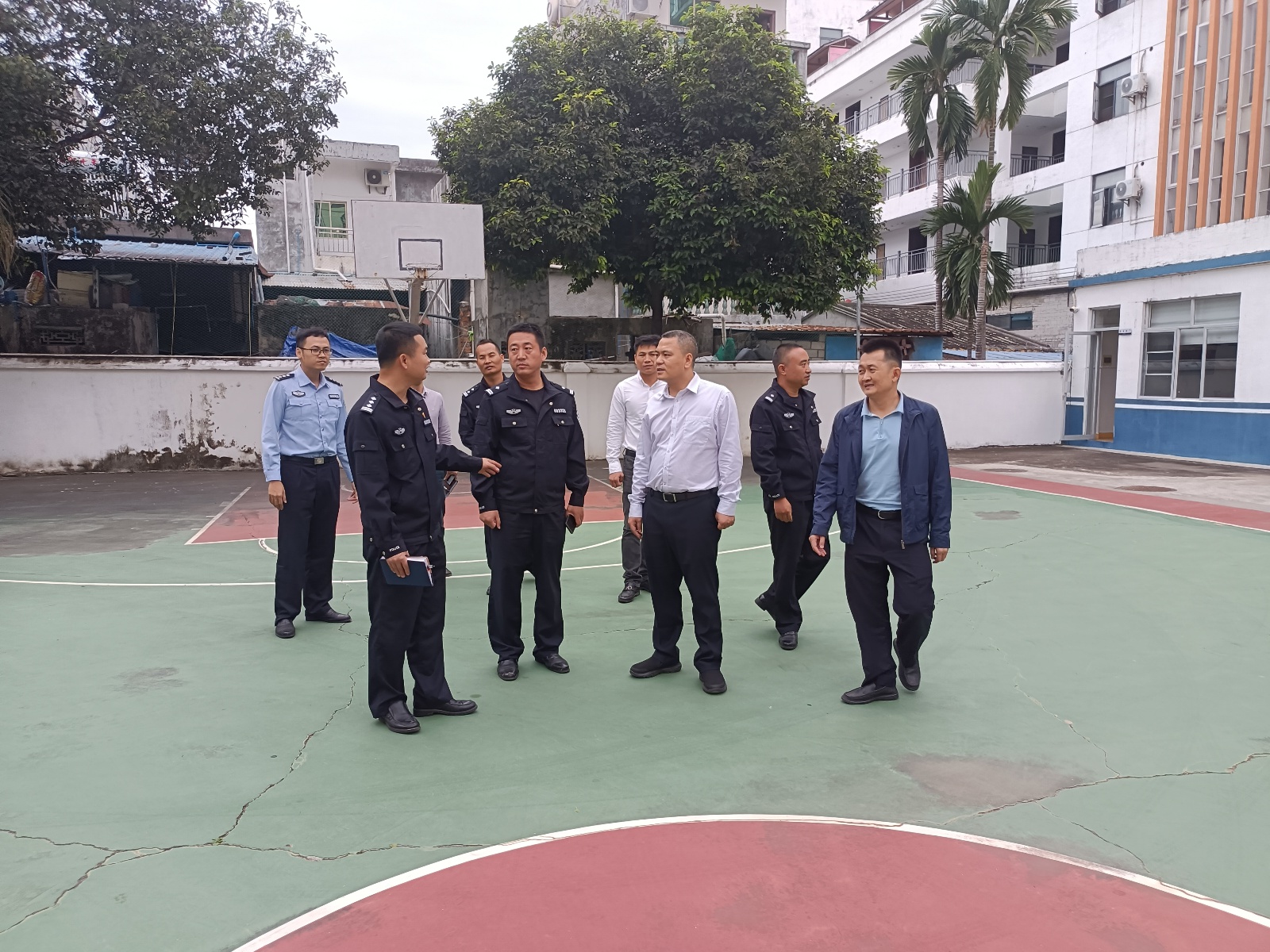 陵水县委政法委调研组到英州镇调研政法工作