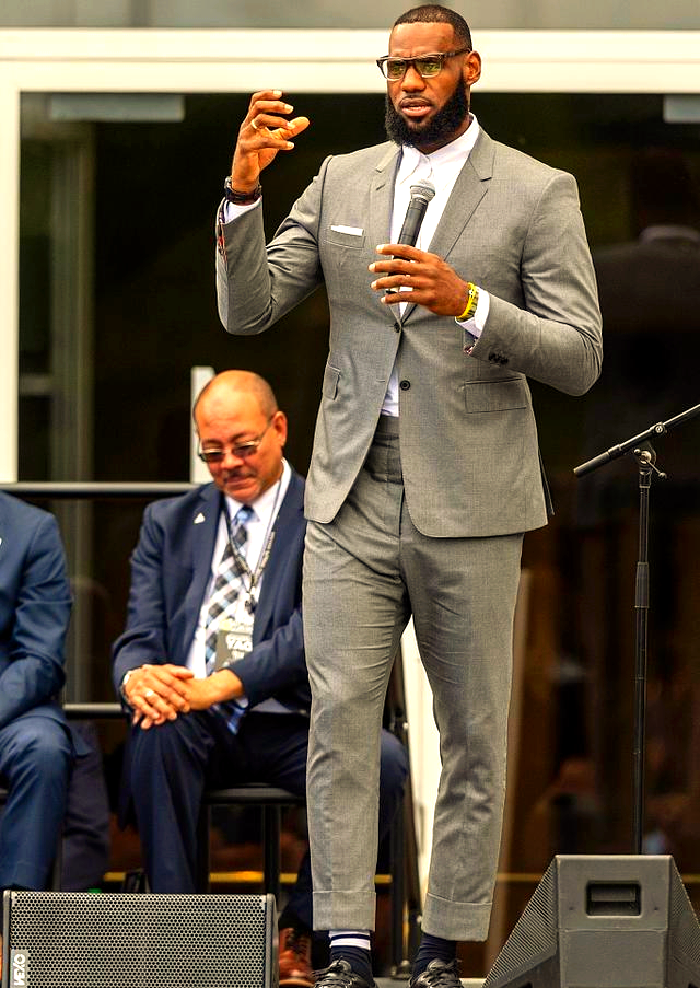 nba季后赛中的精致西装型男大盘点