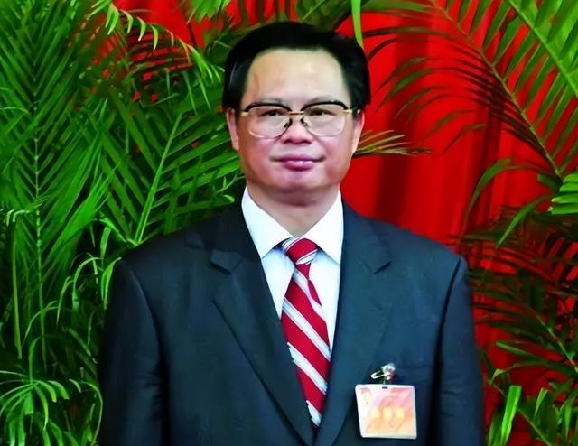 广东"巨虎"周镇宏:疯狂敛财1.35亿无人发现,被下属牵连落马