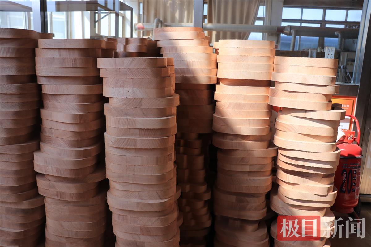 电吉他之都山东鄌郚小镇制造一年出口8亿多大部分乐器厂工人是农民