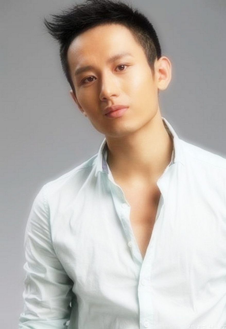 成毅.刚出道的时候,他看起来老气横秋.现在的他青春洋溢,英俊潇洒.