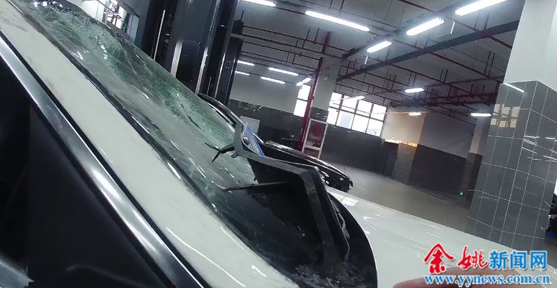 是真还是假?白色奔驰车撞上余姚知名"地标",网上炸开了锅