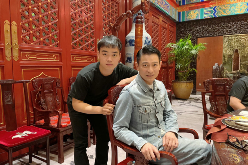 德云社尚筱菊晒合影照,引网友热议,岳云鹏的这个徒弟不简单