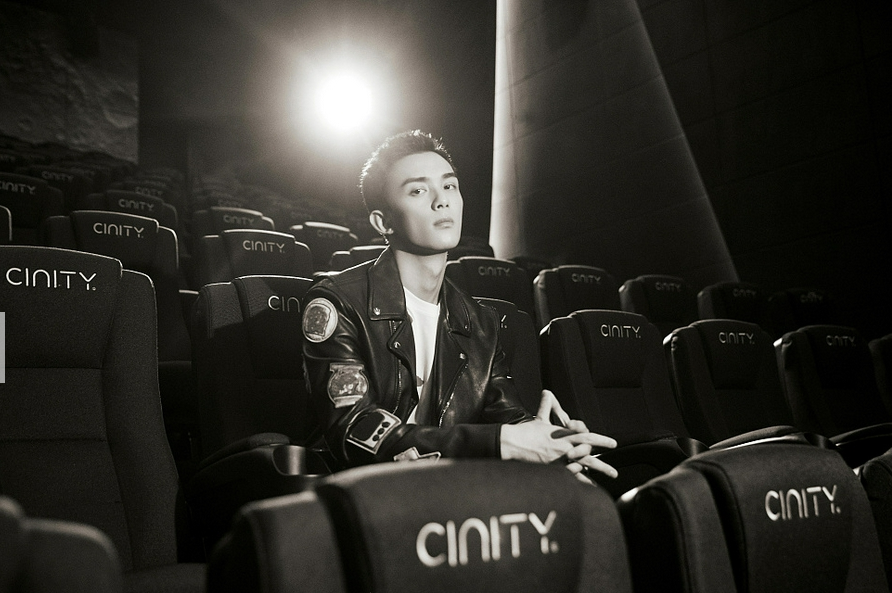 吴磊 平头加皮衣酷帅雅痞 亮相《我和我的父辈》特别首映