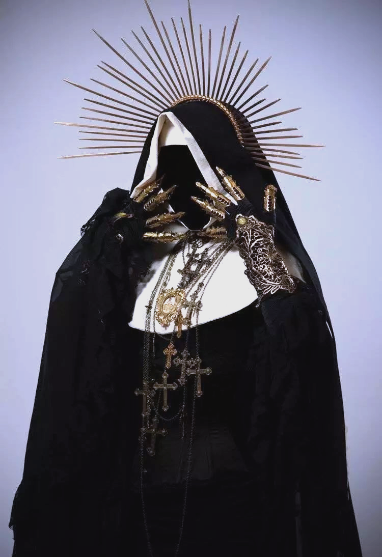 哥特风与暗黑美学:设计师如何用服装诠释死亡与浪漫