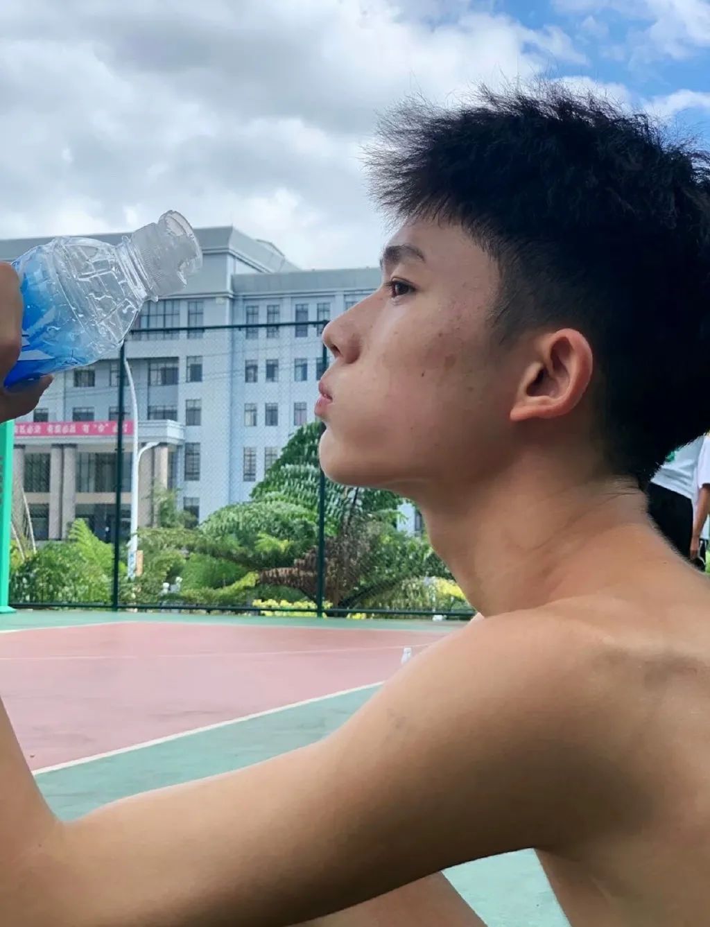 抓拍篮球场体育生小哥哥,鲜嫩清爽的样子太好看了吧!