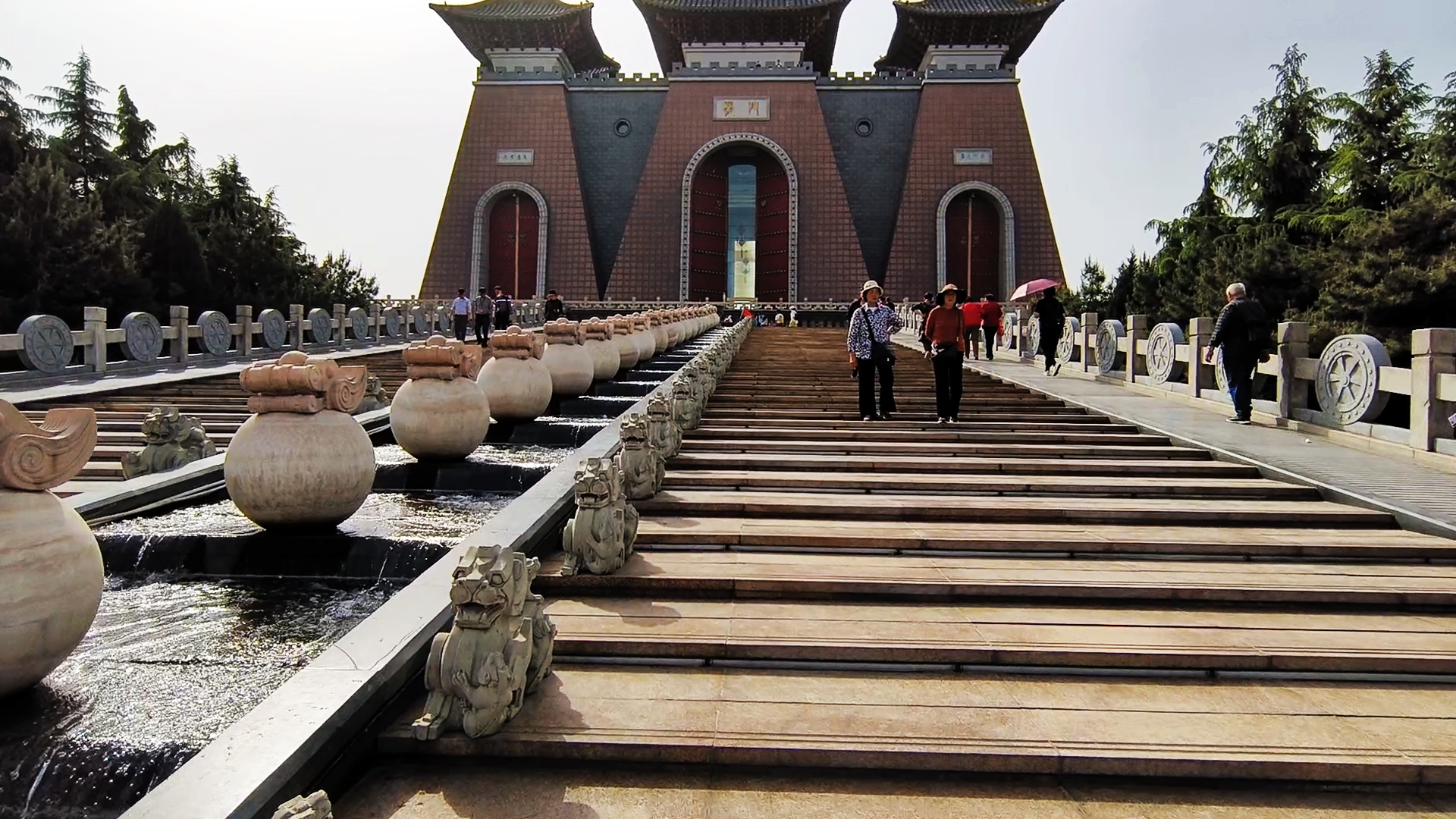 中国第一座门文化旅游景观 展现中华民族历史渊源华夏文明纪念碑