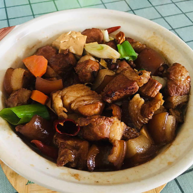 砂锅红烧肉炖豆腐,软糯入味,香而不腻