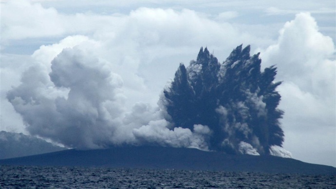 印尼喀拉喀托火山喷发,火山灰柱达1000米