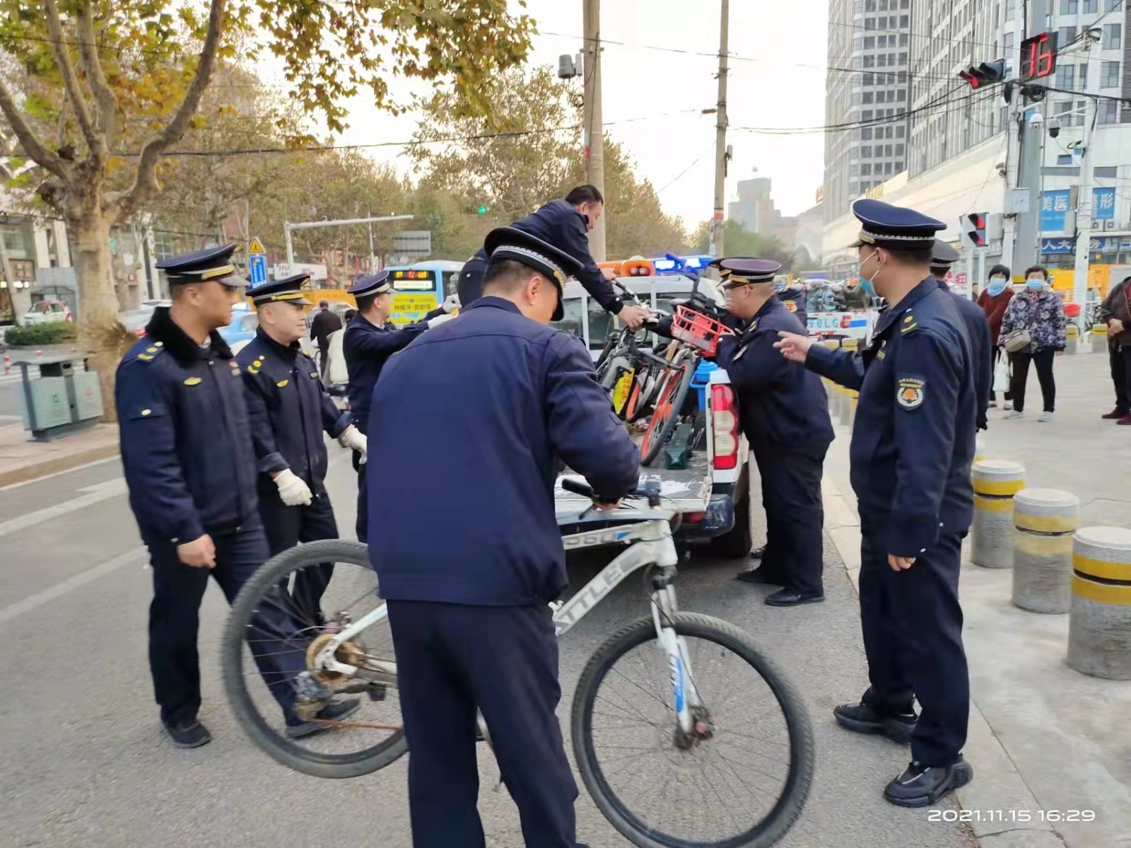 济宁市城市管理局在主干道推行"三长制"