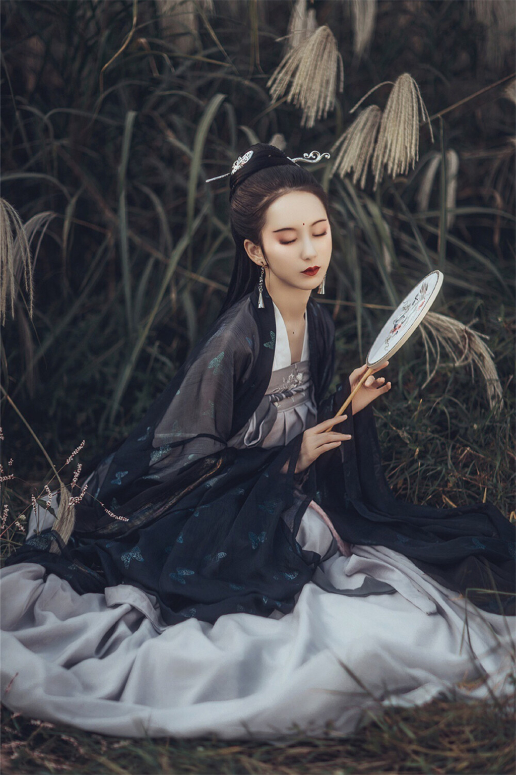 简介:21世纪孤儿张国庆和怀着身孕妻子周娇正在为将来努力奋斗,突然天