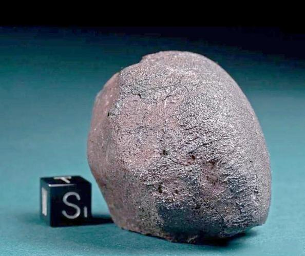 伊丁石陨石:独特陨落特征与收藏热潮