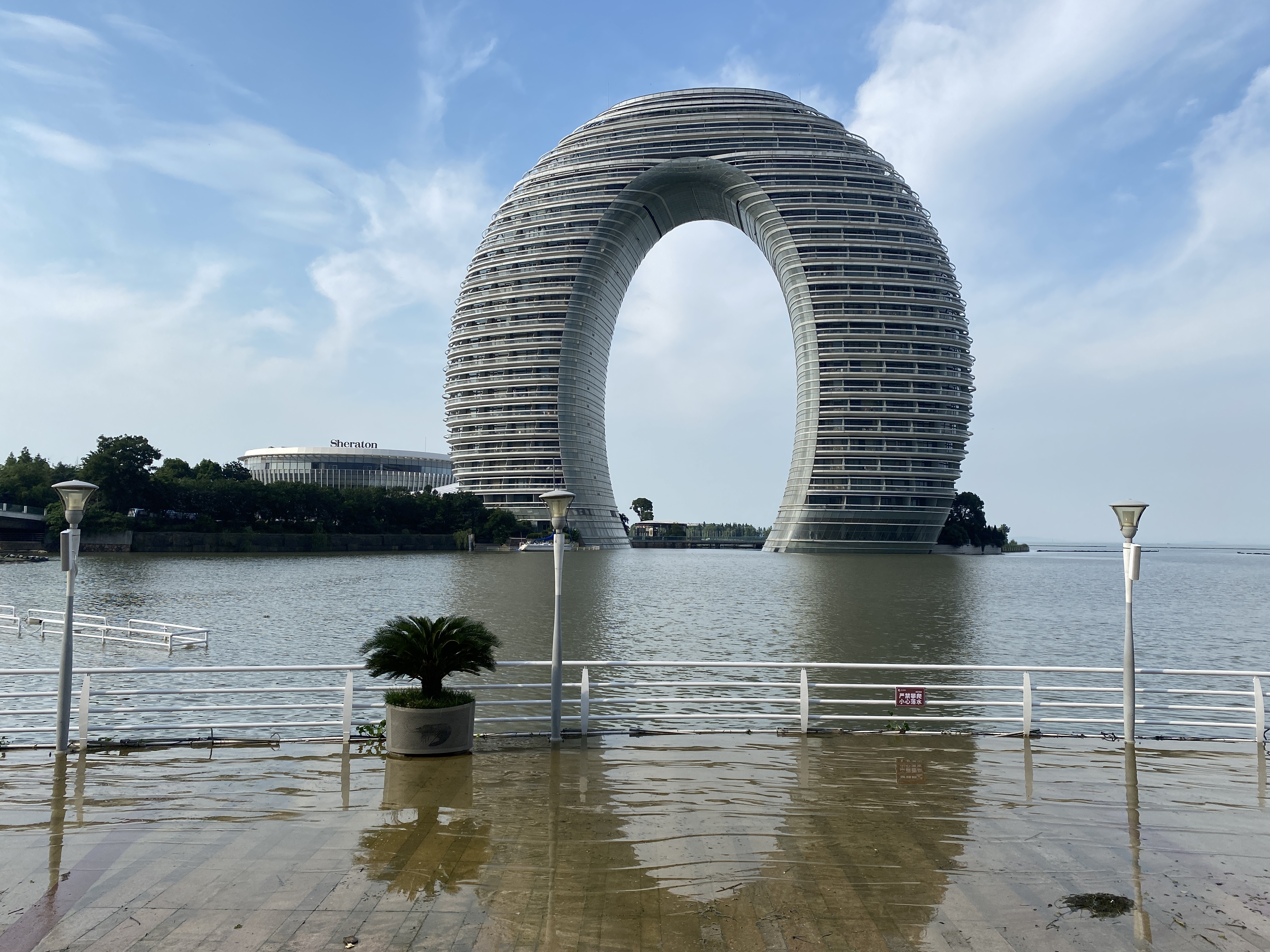 浙江有家酒店七星级酒店,住一晚28888元,建筑造型却像马桶盖
