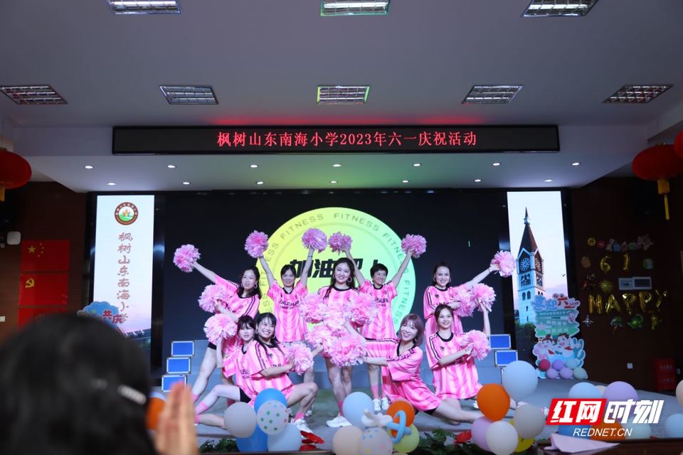 "我为爸爸妈妈戴红花",雨花区枫树山东南海小学开展"六一"庆祝活动