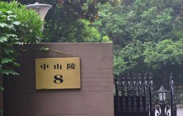 1985年,孙穗英想进许世友家参观,警卫员用妙招"骗"许世友出门