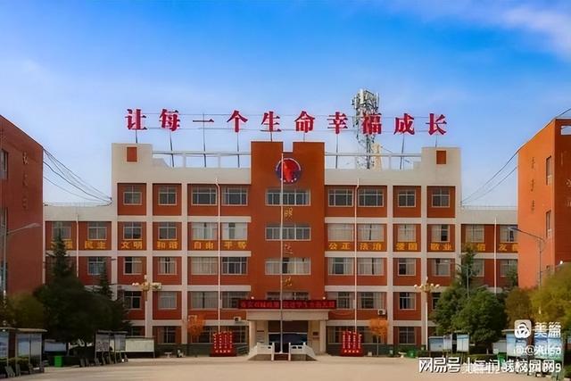 卢氏县城关镇初级中学召开法治教育报告会