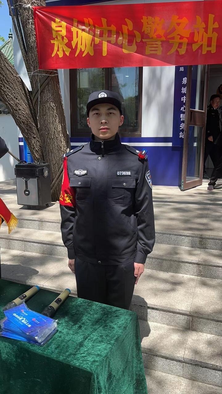 超然楼忘词儿警察小哥背后:你不知道的"景中警"