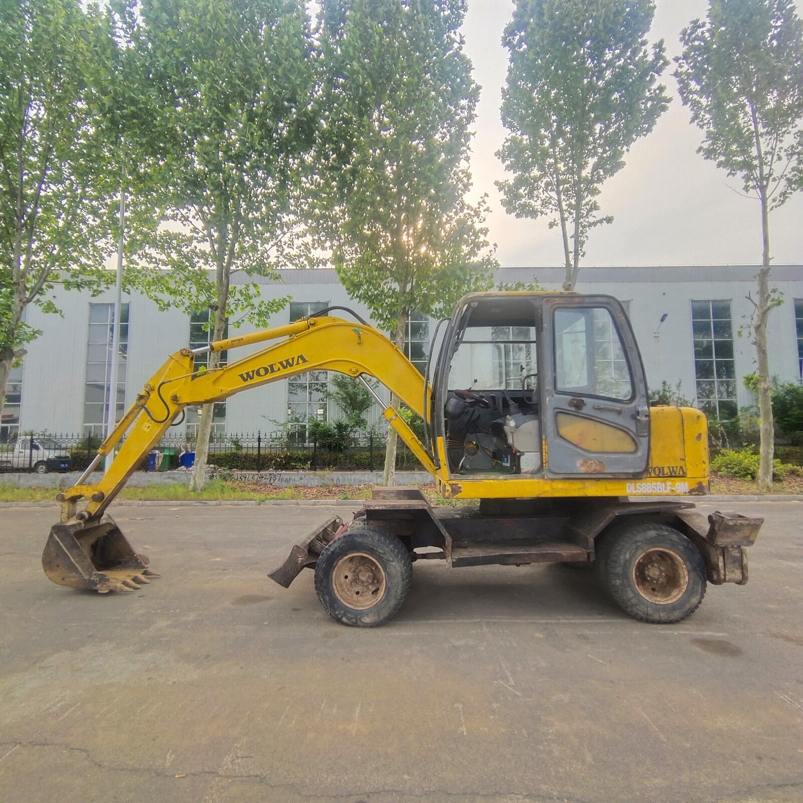 个人急售沃尔华85挖掘机 二手轮挖