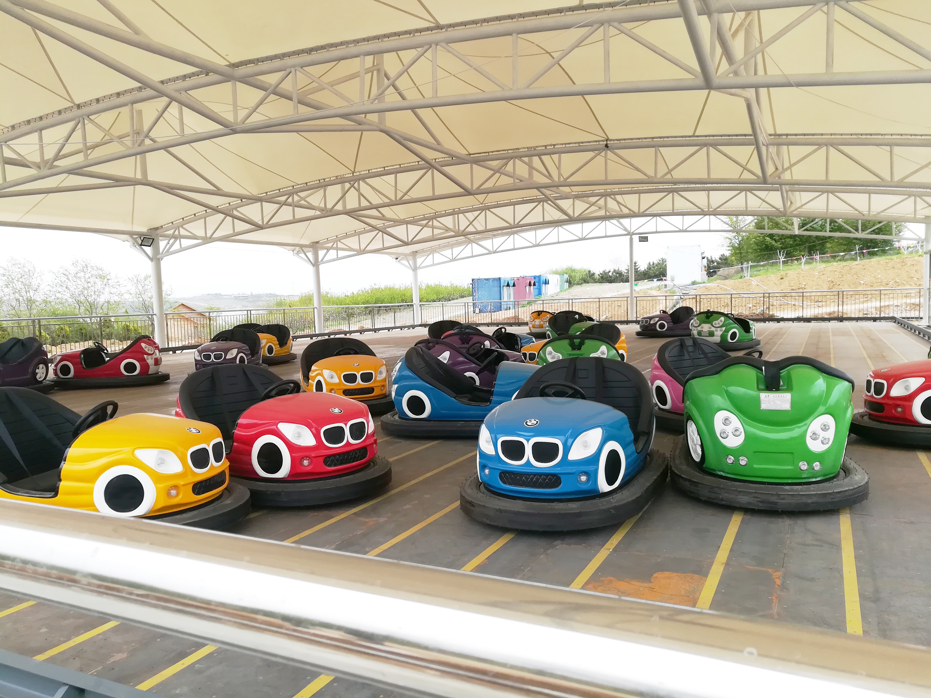 碰碰车是如何在游乐园和公园中普及的?