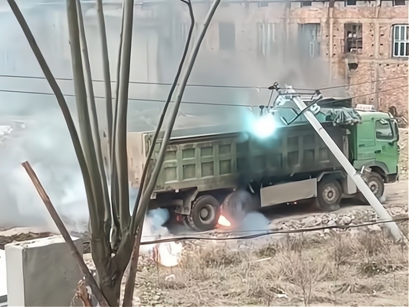 高压线歪倒在施工车,电线冒出蓝光,围观者:司机命大没事