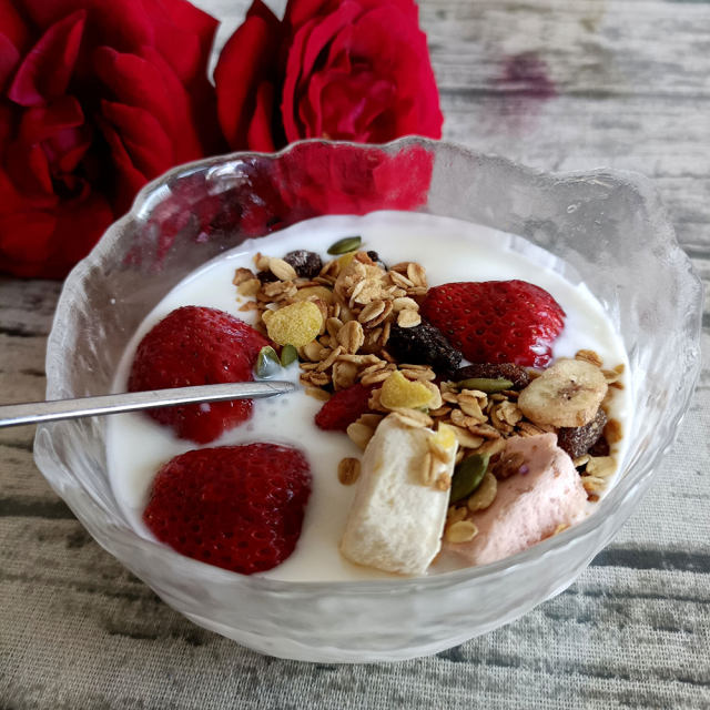 草莓麦片拌酸奶,清凉又饱腹