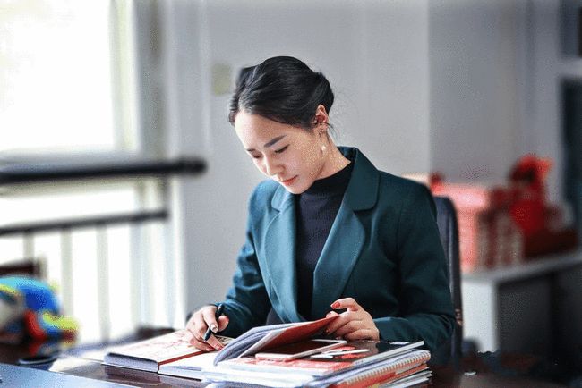 公司女经理讨人厌,员工该如何面对女经理?《口才三绝》告诉你