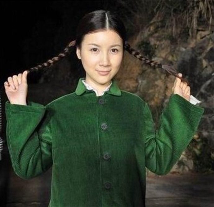 老戏骨何政军出游,打扮时尚挤地铁无人识,小6岁老婆疑被曝光