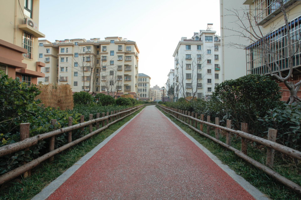 李沧城区中心位置,占地面积300公顷,涉及两个街道办事处的11个社区