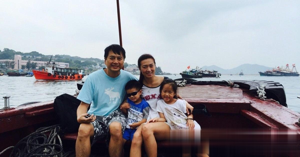 45岁姚嘉妮与60岁林祖辉离婚:结束18年婚姻,共同抚养一双儿女