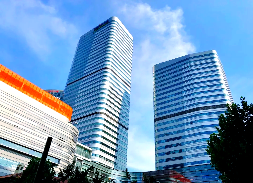 上海长宁来福士广场:购物,办公与美食的理想选择