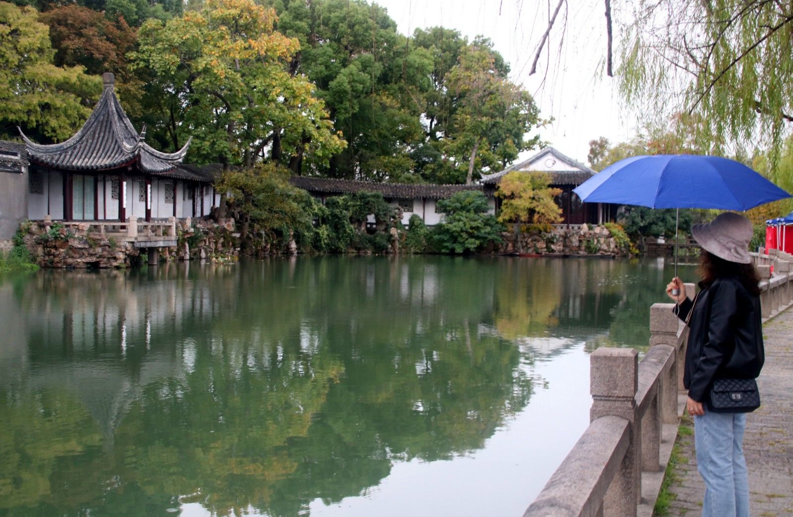 江苏苏州:古典园林沧浪亭雨中秋色美