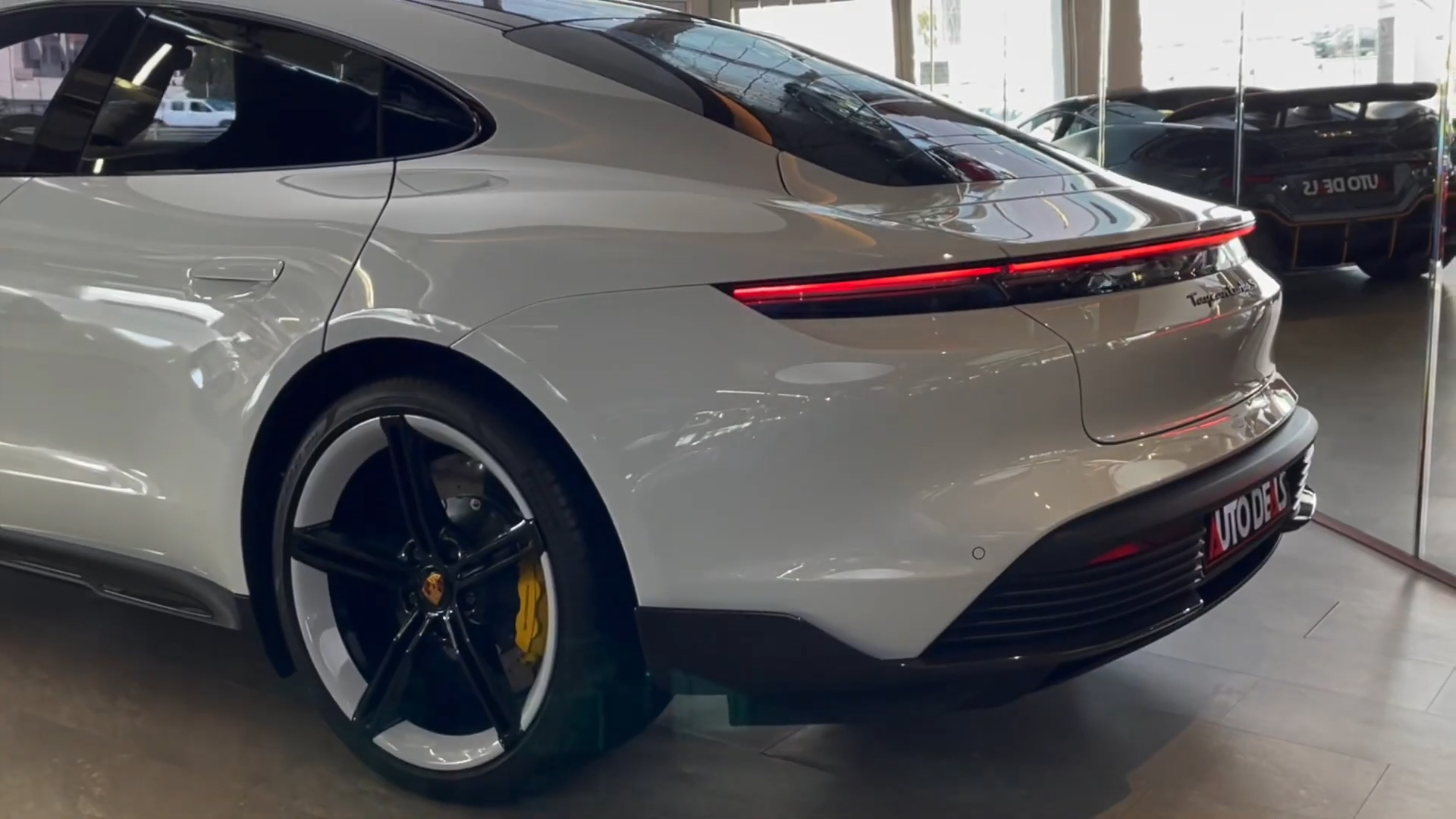 2023款保时捷taycan亮相,纯电豪华超跑的标杆,零百加速2.8秒