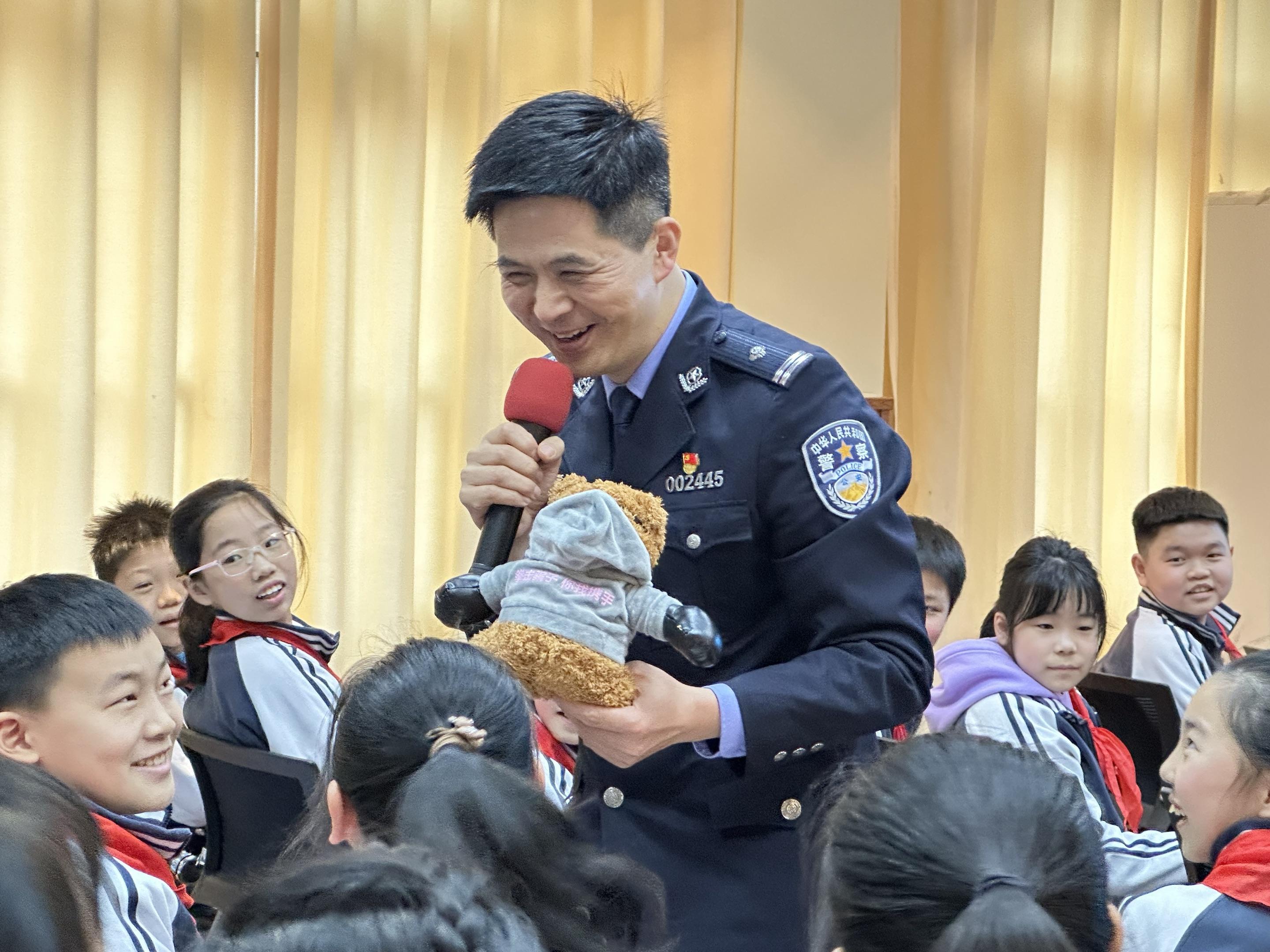 黄奕警官来报童,安全防范伴你行